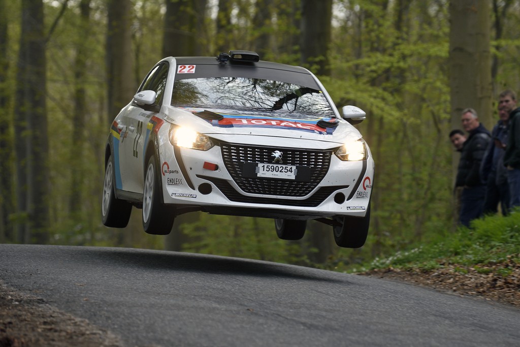 Rallybilerne fløj ud over toppene på Fyn
(Foto: Flemming Jensen)